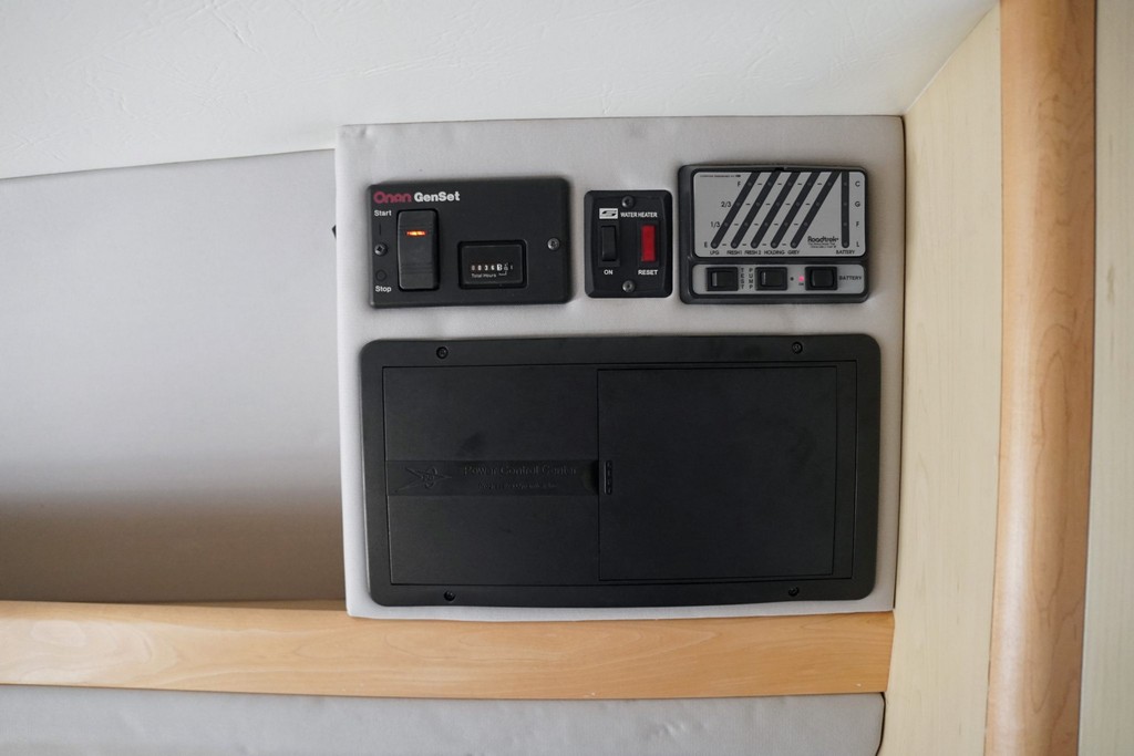 2007 Chevrolet Express 3500 / Roadtrek 210 Versatile – Online Sale - Image 160