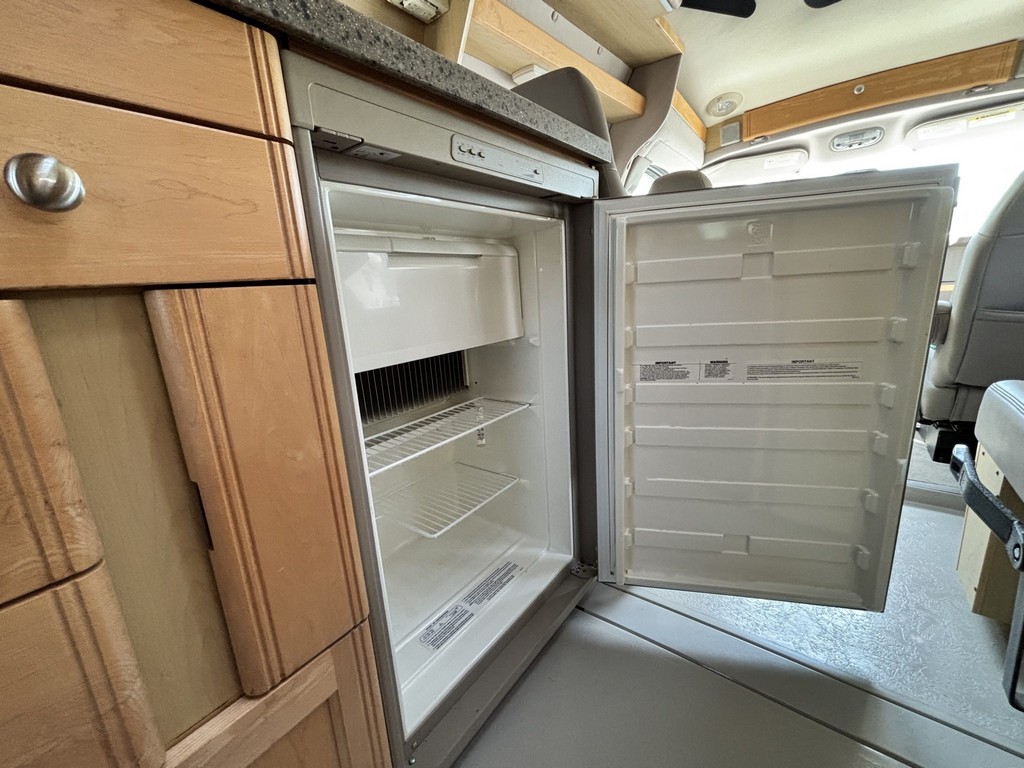 2007 Chevrolet Express 3500 / Roadtrek 210 Versatile – Online Sale - Image 23