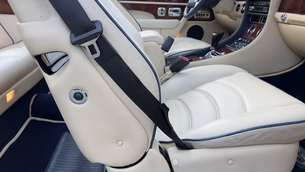 2001 Bentley Azure - Image 91
