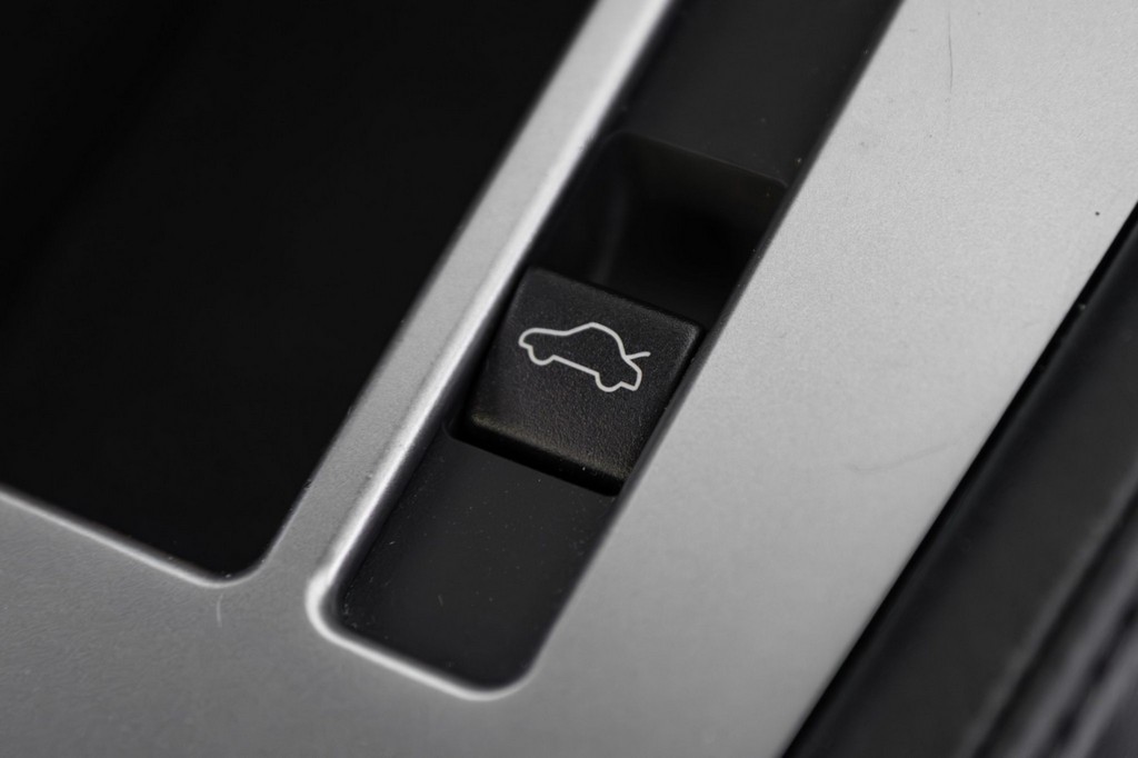 2005 Aston Martin DB9 - Image 46