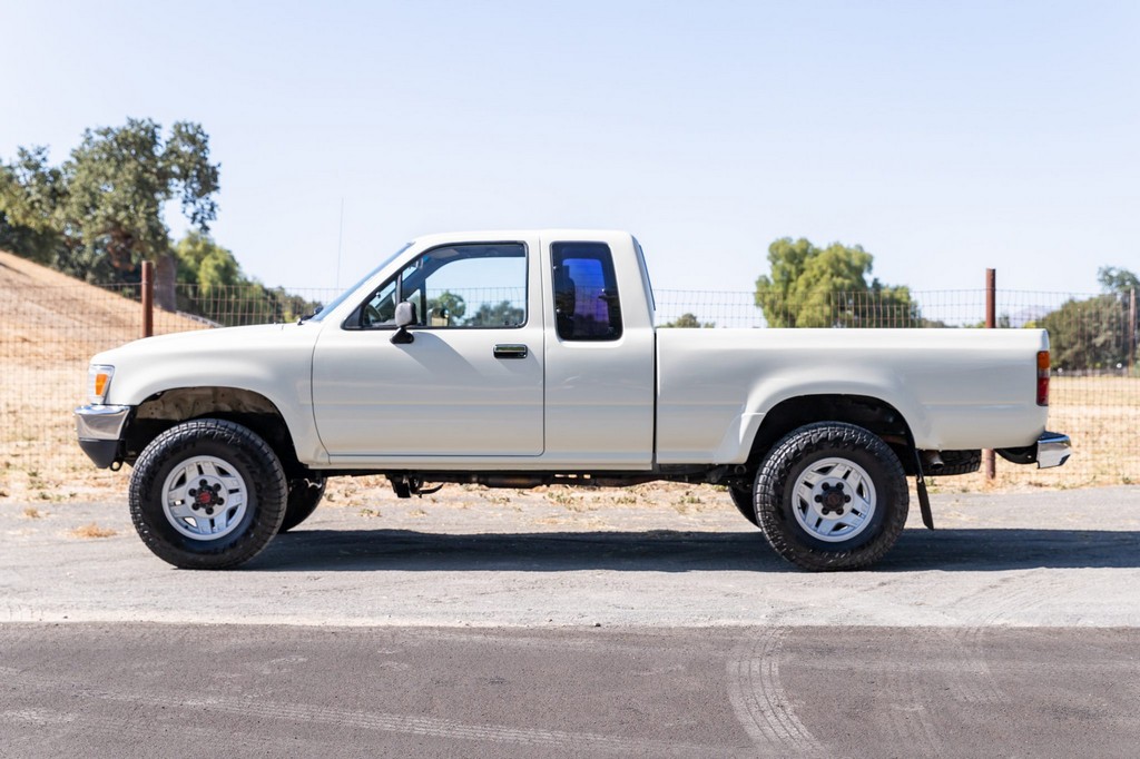 1990 Toyota Pickup XtraCab Deluxe 4×4 - Image 12