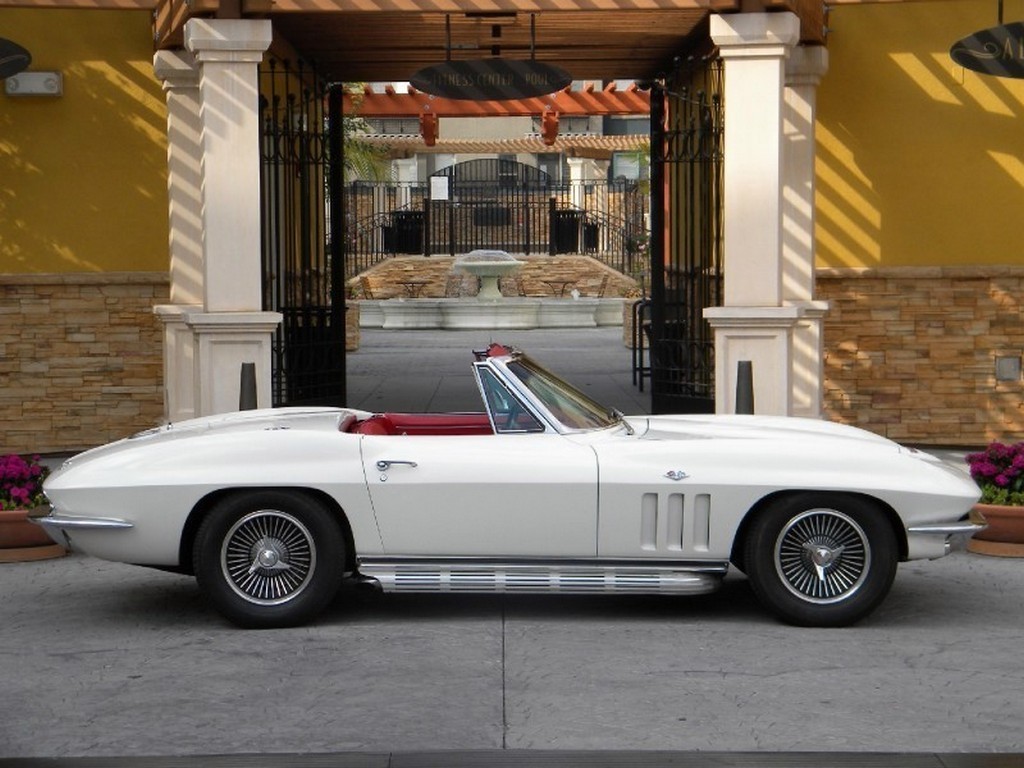 1965 Chevrolet Corvette Sting Ray - Image 3